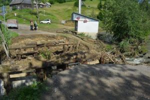 Se va reface provizoriu podul de la Cinod