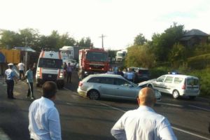 Accident in Ploiesti, cu trei masini, una rasturnata!