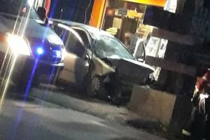 Tânăr de 24 de ani, mort după ce a intrat cu maşina într-un indicator cu mesajul „Drum bun”