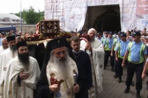 Șase ierarhi, un sobor impresionant de preoţi şi zeci de mii de pelerini şi localnici, la ...