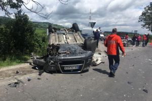 O maşină răsturnată şi una ieşită în decor, la intersecţia dintre Zărneşti şi Vulcan (Foto)