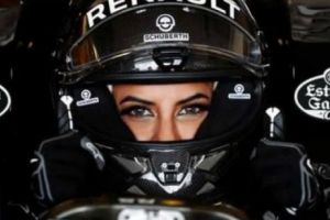Ea este PRIMA saudită la volanul unei maşini de Formula 1. Imaginile care au scris ISTORIE - Galerie Foto INCREDIBILĂ 