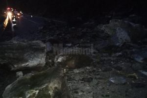 Drumul naţional Vatra Dornei - Crucea a fost blocat de stânci căzute de pe versant