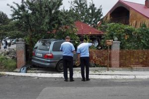 Maşină furată de un puştan – A intrat cu ea în gardul unei case