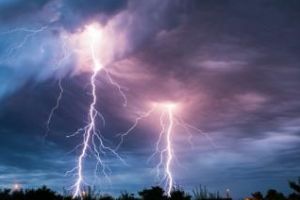 CLUJ: Tânăr lovit de fulger în timp ce lucra pe timp de furtună. A ajuns în stare gravă la spital