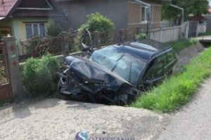 Accident grav pe un drum din Cluj. Un şofer a adormit la volan şi a intrat cu Audi-ul într-un cap de pod FOTO