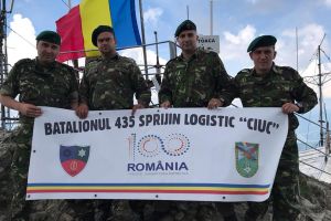 Drapelul Naţional arborat pe Vârful Toaca de patru militari din cadrul Batalionul 435 Sprijin Logistic „CIUC”
