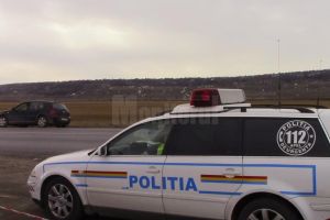 O maşină condusă de o şoferiţă beată s-a răsturnat în afara drumului