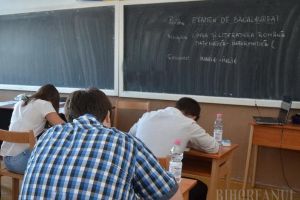 Bacalaureat în Bihor: Un absolvent a fost eliminat fiindcă a încercat să trişeze cu un telefon şi căşti bluetooth