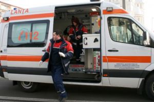 Șofer pus la punct de poliţişti. Nu a acordat prioritate Ambulanţei şi a rămas fără permis