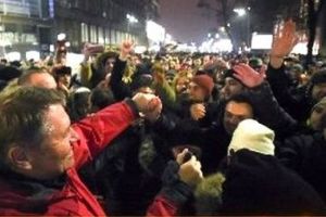 Unde e mediatorul? Iohannis INCITA BANDELE #REZIST – Klaus toarna gaz pe foc intr-o societate cuprinsa de ura si tensiune