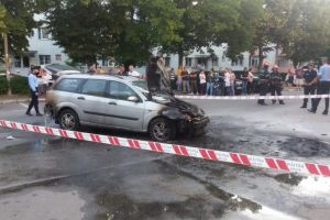 Două maşini cuprinse de flăcări în Tăşnad. Intervenţie în forţă a pompierilor