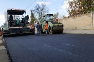 Atentie, soferi! Incep asfaltãrile pe strada Malu Rosu, tronsonul dintre strazile Traian si Podul Inalt
