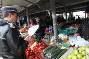 Ample controale în piaţa de la Dumbrăveni! Ce au găsit poliţiştii