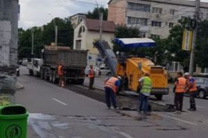 Bacău: De ce se decopertează asfaltul pe Mioriţei şi pe Vadu Bistriţei?