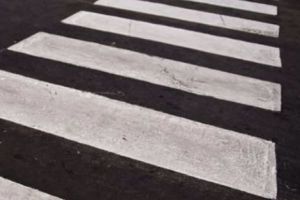 Bărbat dus la spital după ce s-a împiedicat într-o groapă