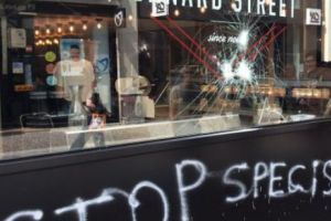 Ultima ABERAȚIE: „Anti-Specismul”. MĂCELARII cer PROTECȚIA poliţiei în faţa VIOLENȚEI VEGANE