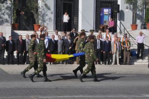 Un drapel, două Românii…