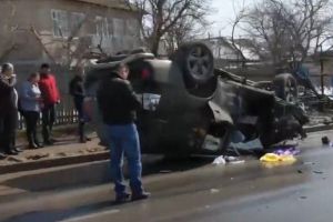 Maşina a rupt un stâlp şi s-a răsturnat