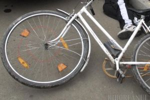 Inconştient pe motor: Un bihorean, urcat fără permis pe o motocicletă neînregistrată şi neînmatriculată, a acroşat o femeie şi s-a făcut nevăzut