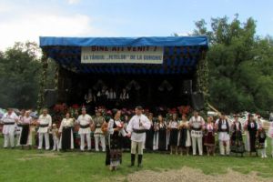 Foto: „Târgul Fetelor”, tradiţie şi voie bună pe Platoul Mocear