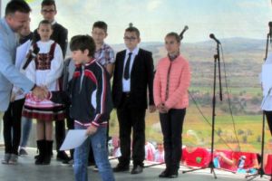 Foto: Cei mai merituoşi elevi premiaţi la „Zilele Alunişene”