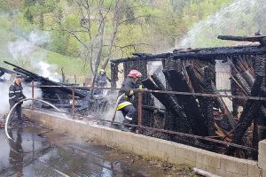 Aproape 200 de locuinţe au fost cuprinse de flăcări