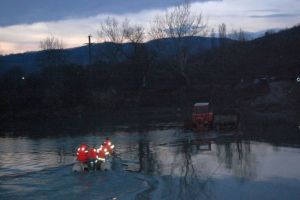 Persoană blocată cu brudina pe râul Mureş, în zona Acmariu. Pompierii au intervenit pentru salvarea acesteia