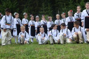 Dublă sărbătoare la Covasna: Valea Zânelor, „îmbrăcată” în ie şi în tricolor