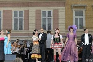 Artiştii Operei Braşov cântă în Piaţa Sfatului şi la Bastionul Ţesătorilor