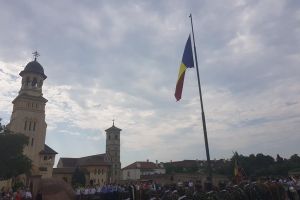 LIVE VIDEO/ FOTO: Ziua Drapelului României aniversată la Alba Iulia. Ceremonie în Piaţa Tricolorului