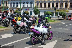 Weekend pe DOUĂ ROȚI! Flori, fete şi MOTOCICLETE în centrul Aradului (GALERIE FOTO)