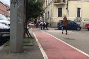 Bătaie În faţa Tribunalului Cluj. Un şofer s-a bătut cu un ”fumat” - VIDEO