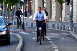 VIDEO – Preşedintele Iohannis din nou cu bicicleta prin Bucureşti