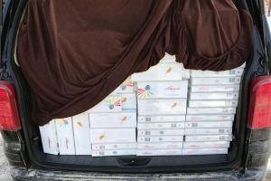 Țigări de contrabandă, descoperite într-o maşină