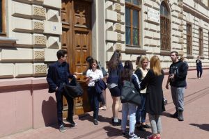 Doi elevi din judeţ, eliminaţi din examenul de bac, după ce le-au sunat telefoanele în ...