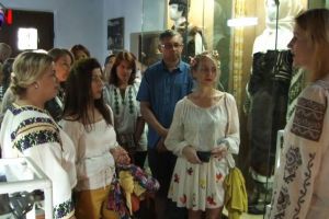 Cămăşi-tezaur din Bucovina, expuse pentru prima oară publicului, la Muzeul Etnografic Hanul ...