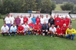 Turneul de old-boys de la Câmpulung Moldovenesc le-a adus aminte celor prezenţi de fotbalul ...