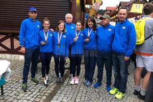 Echipa feminină de alergare montană antrenată de suceveanul Silviu Casandra a urcat pe ...