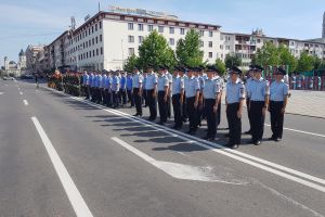 Defilarea Garnizoanei Bacău cu ocazia Zilei Drapelului