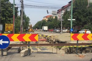 Lucrarile de demolare a baricadei de pe Martirilor se intind. Linia 15 inca merge pana la capat