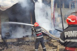 Incendiu în comuna Brodina, izbucnit de la o candelă