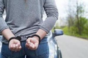 Caz ȘOCANT la Cluj! O femeie a fost reţinută după ce şi-a bătut copilul de aproape 2 ani şi a ameninţat că îl aruncă sub tren