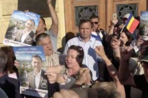 PROTESTE de amploare la Chişinău după INVALIDAREA ALEGERILOR: „Noi suntem poporul, să vă fie frică, poporul se ridică” - VIDEO 