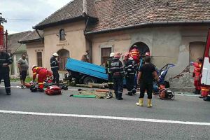 FOTO: Accident rutier pe DN 1, la intrarea în Apoldu de Sus. O maşină cu lemne a intrat într-o casă. Traficul este îngreunat