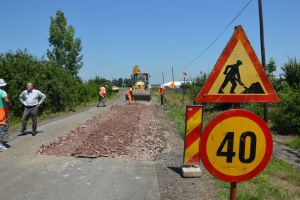FOTOGALERIE. Stadiul lucrărilor la drumurile din judeţ. Lista cu tronsoanele aflate în lucru