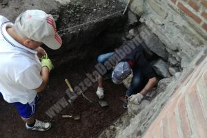 10 morminte, din secololul al XV-lea, au fost descoperite la Curtea Domnească