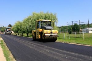 Se aşterne covor asfaltic pe 50 de kilometri de drumuri judeţene