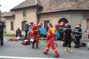 UPDATE VIDE FOTO Un camion cu lemne a intrat într-o casa la Apoldu de Sus