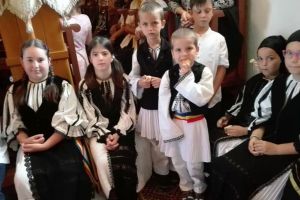 FOTO: „Sărbătoarea Iei la Petreşti” a promovat ia, ca simbol al portului popular românesc